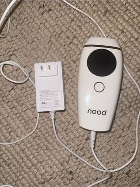 nood White Handheld Electronic Device with Charger